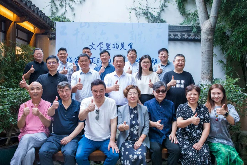 作家筆下的南京鹽水鴨開寫，桂花鴨應(yīng)邀出席