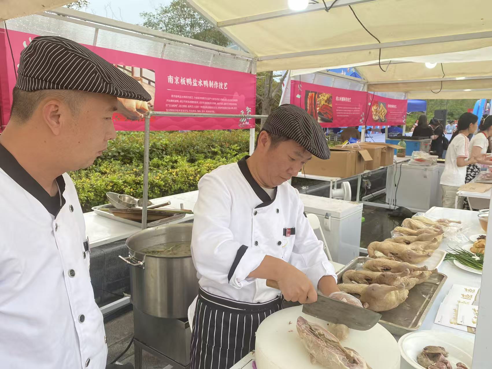 主場內外看”蘇超”·優(yōu)品市集丨桂花鴨首席工藝師、省非遺項目南京板鴨鹽水鴨制作技藝代表性傳承人賈有文應邀出席！